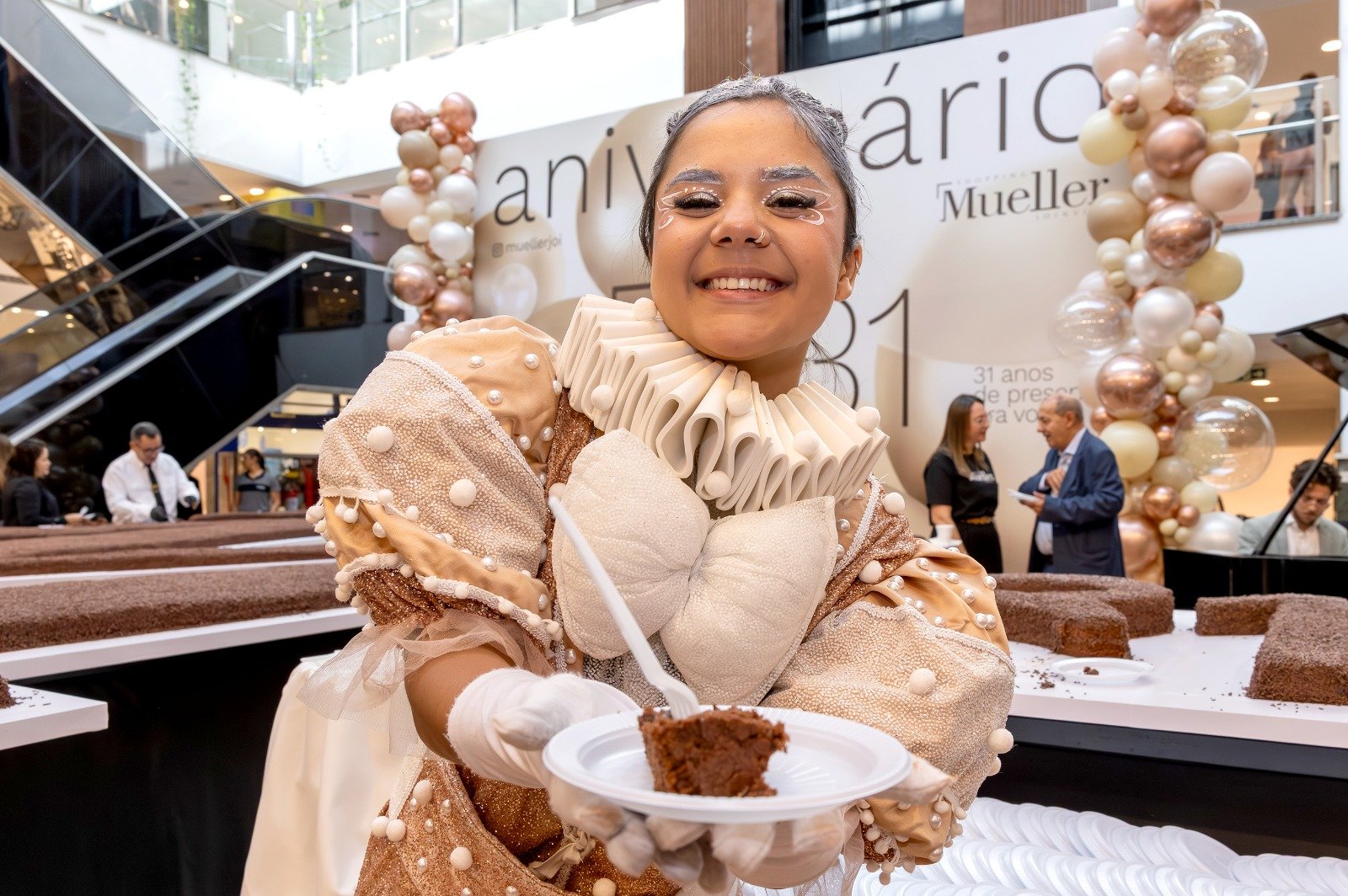 Corte de bolo gigante marca os 31 anos do Shopping Mueller